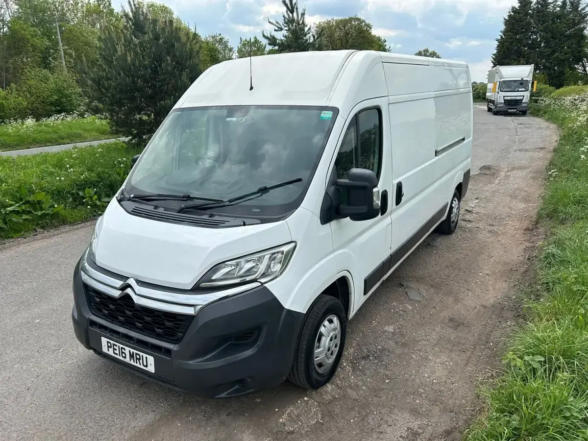 Usado Citroën Relay 130 HP (95 kW) 2016 Branco Van
