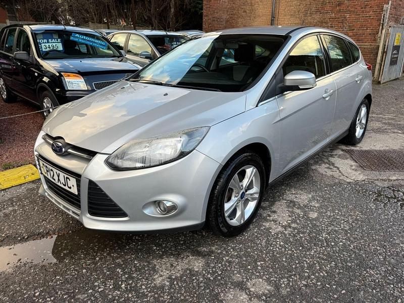 Begagnad Ford Focus Zetec 2012 Silver Halvkombi