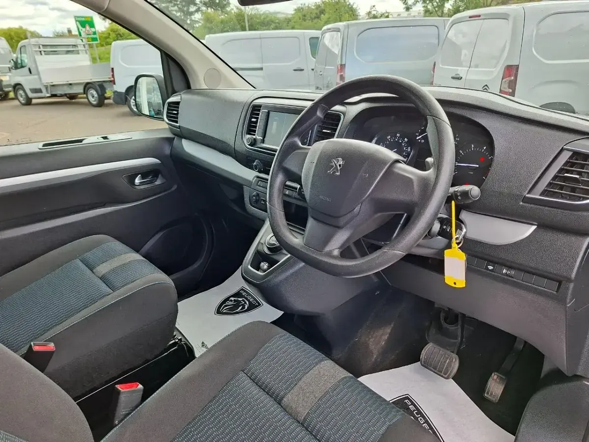 Używany Peugeot Traveller Active 143 KM (105 kW) 2023 Czarny Minivan