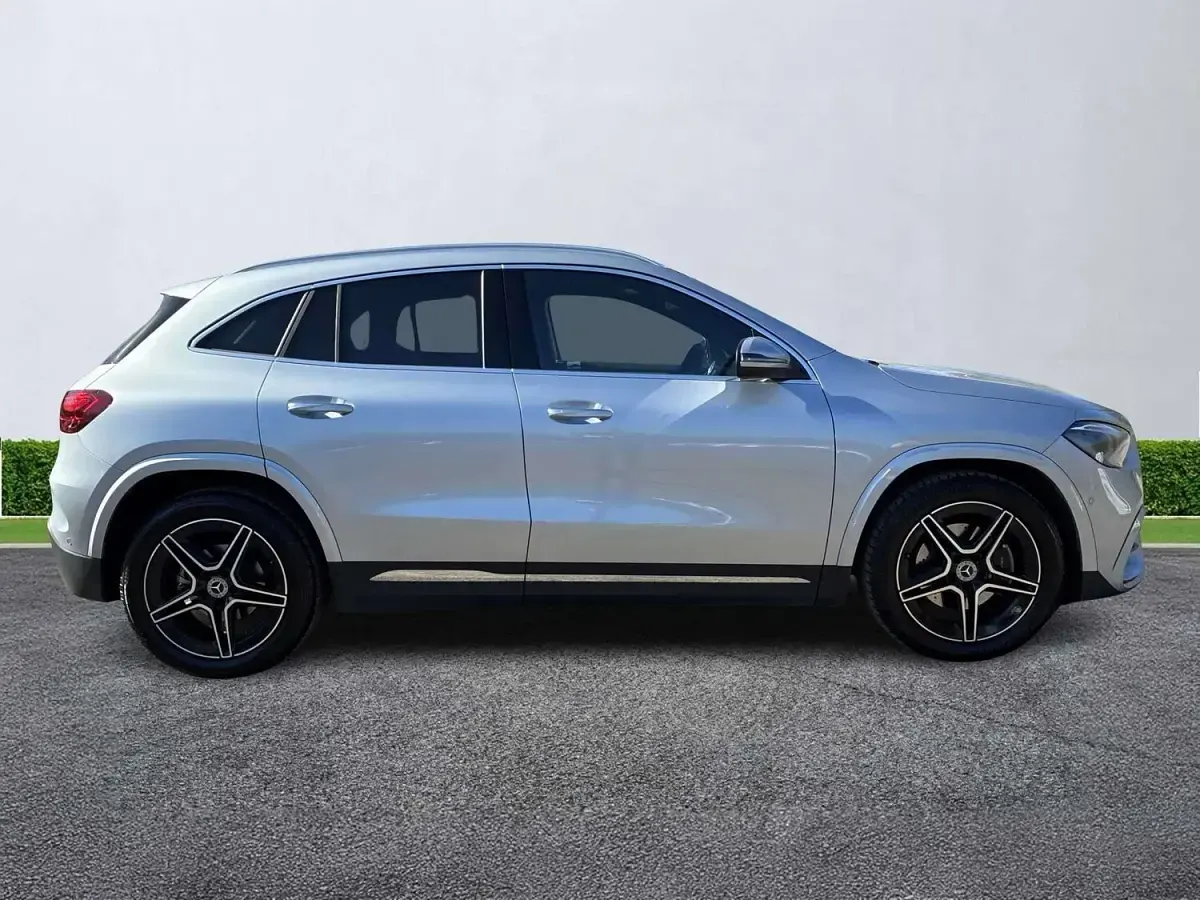 Käytetty Mercedes GLA200 Executive 163 HP (119 kW) 2025 Hopea Katumaasturi
