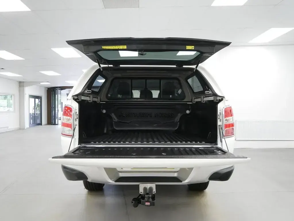 Used Mitsubishi L200 180 HP (132 kW) 2016 White Pickup