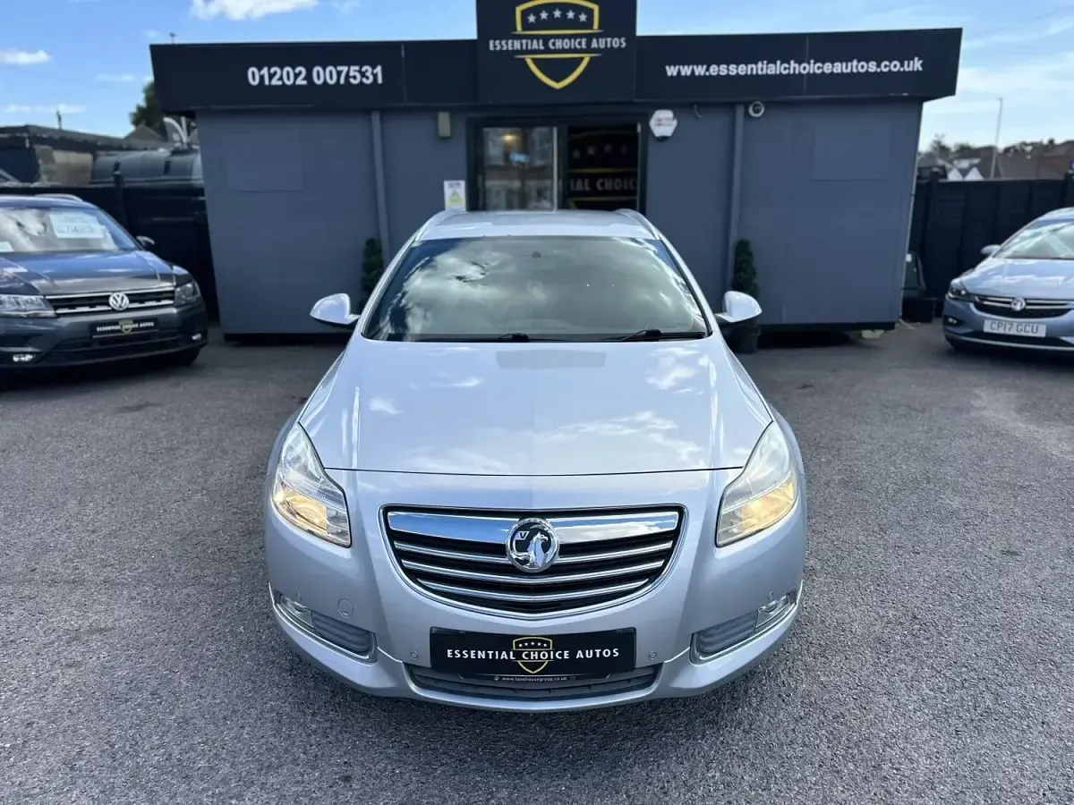 Used Vauxhall Insignia SRi 157 HP (115 kW) 2011 Silver Estate