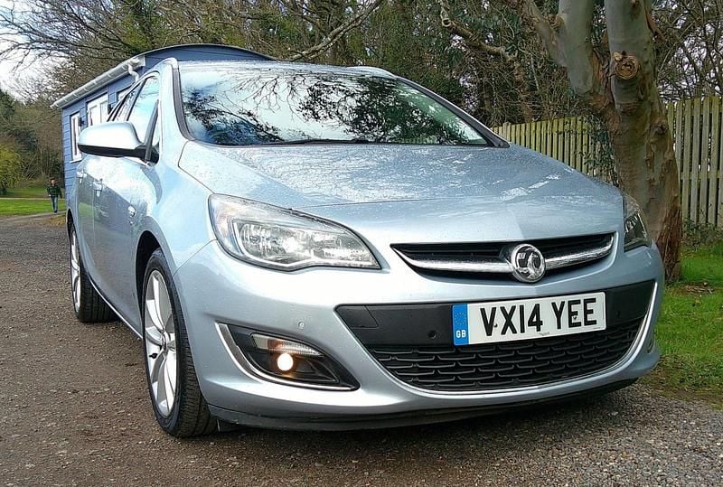 Used Vauxhall Astra Elite 163 HP (119 kW) 2014 Silver Estate