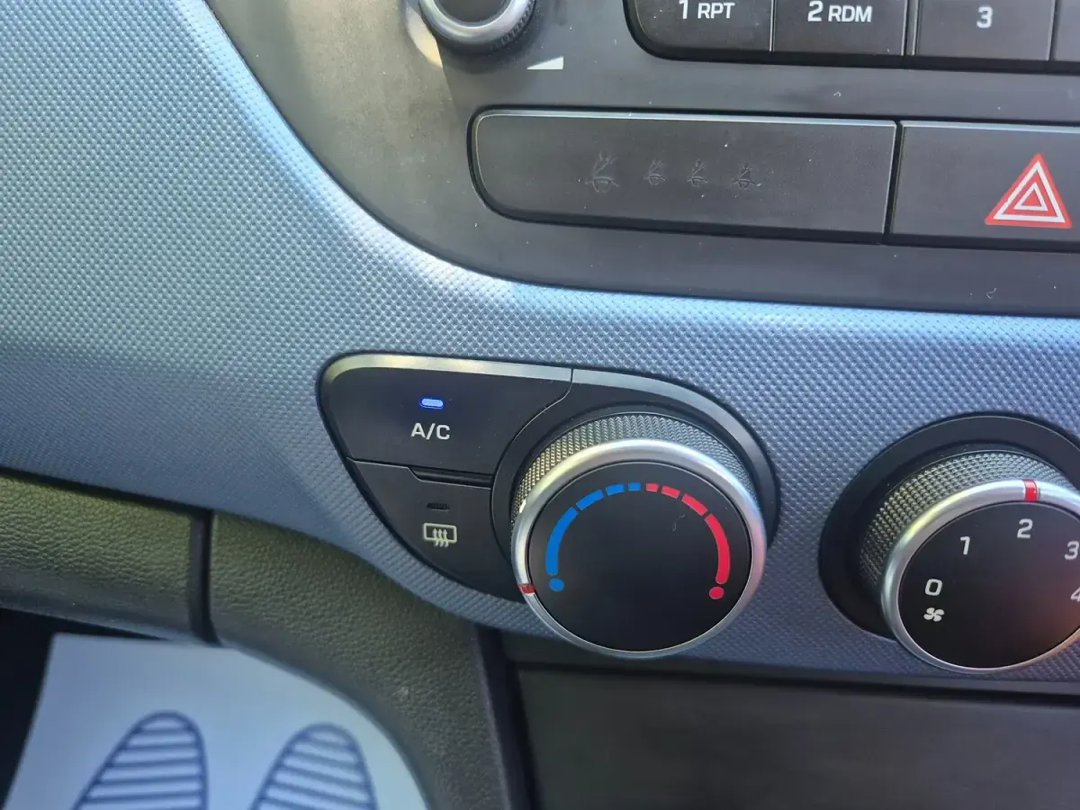 Used Hyundai i10 Premium 87 HP (63 kW) 2016 Blue Hatchback
