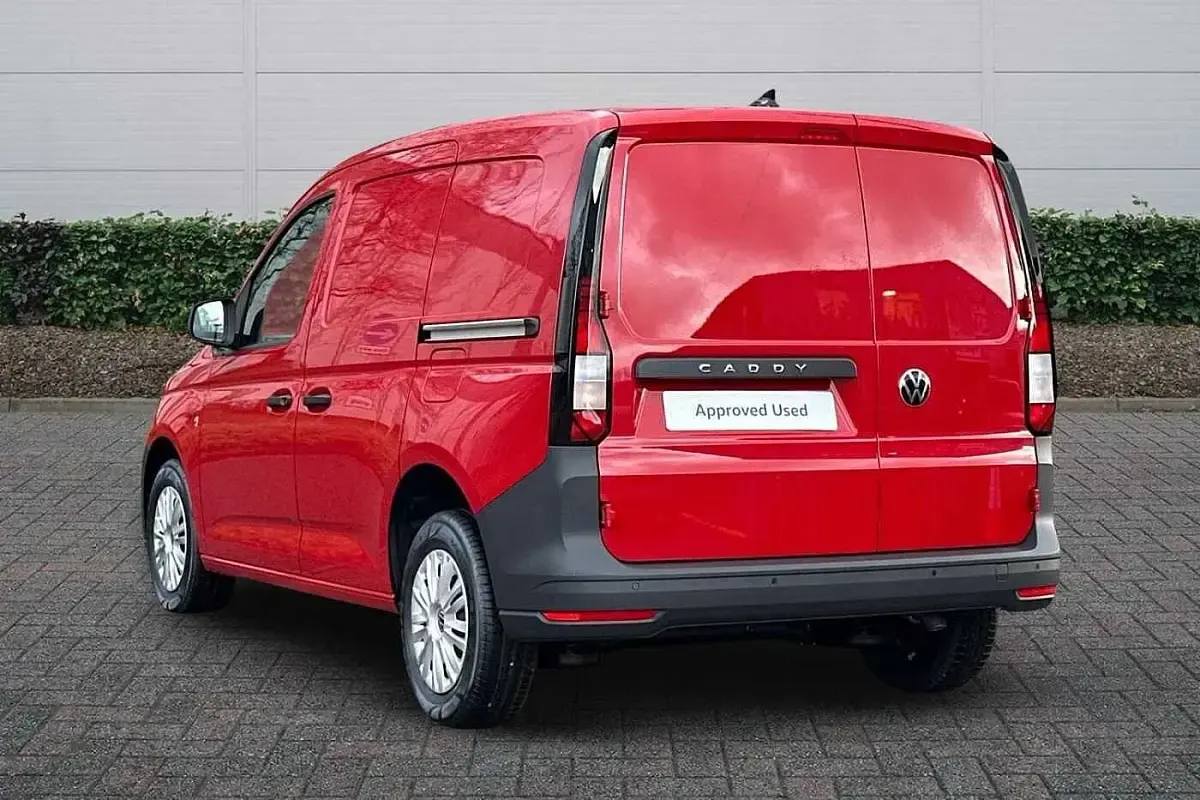 Ny VW Caddy Business 102 HK (75 kW) 2025 Röd Minibuss