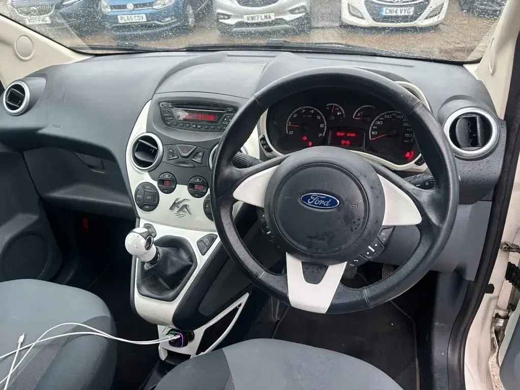 Used Ford Ka Titanium 69 HP (50 kW) 2013 White Hatchback
