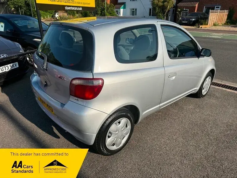 Used Toyota Yaris 68 HP (50 kW) 1999 Silver Hatchback