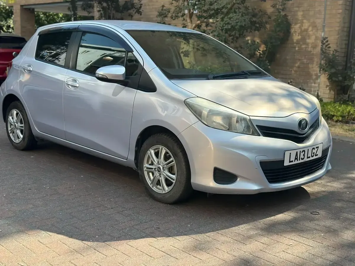 Used Toyota Yaris Multidrive S 99 HP (72 kW) 2013 Silver Hatchback