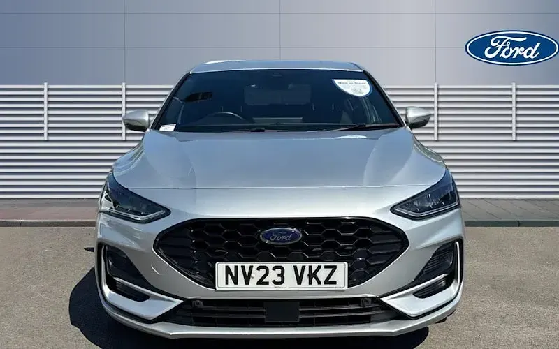 Używany Ford Focus ST-Line 125 KM (91 kW) 2023 Srebrny Hatchback