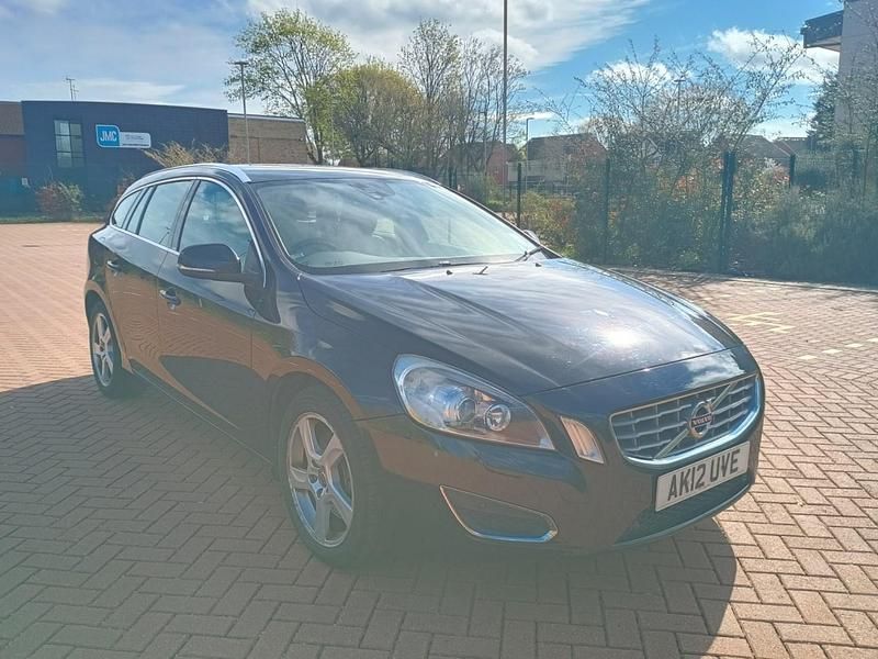 Usado Volvo V60 SE Lux 215 HP (158 kW) 2012 Preto Carrinha