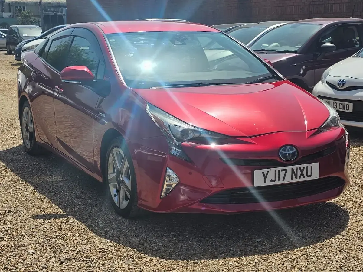 Used Toyota Prius 140 HP (102 kW) 2017 Red Hatchback