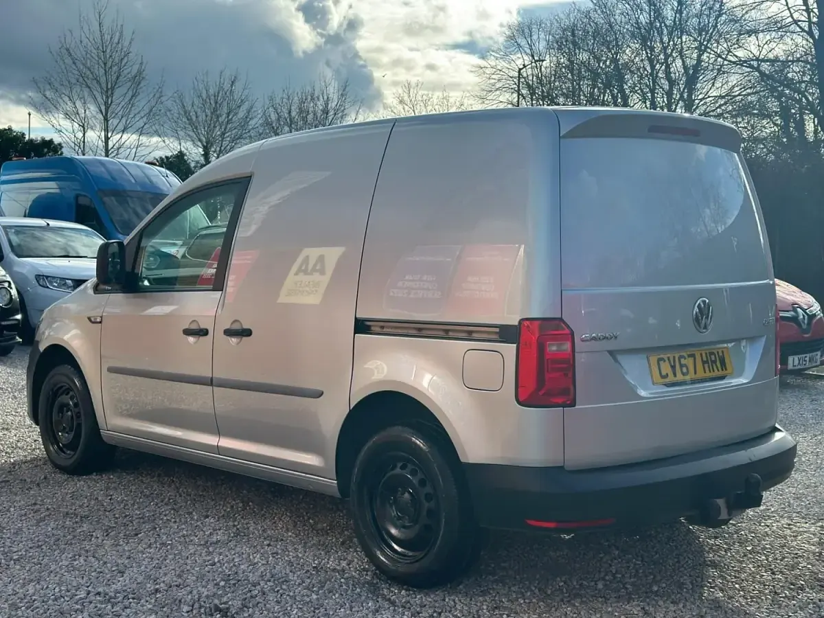 Usado VW Caddy Startline 122 CV (89 kW) 2017 Plateado Monovolumen