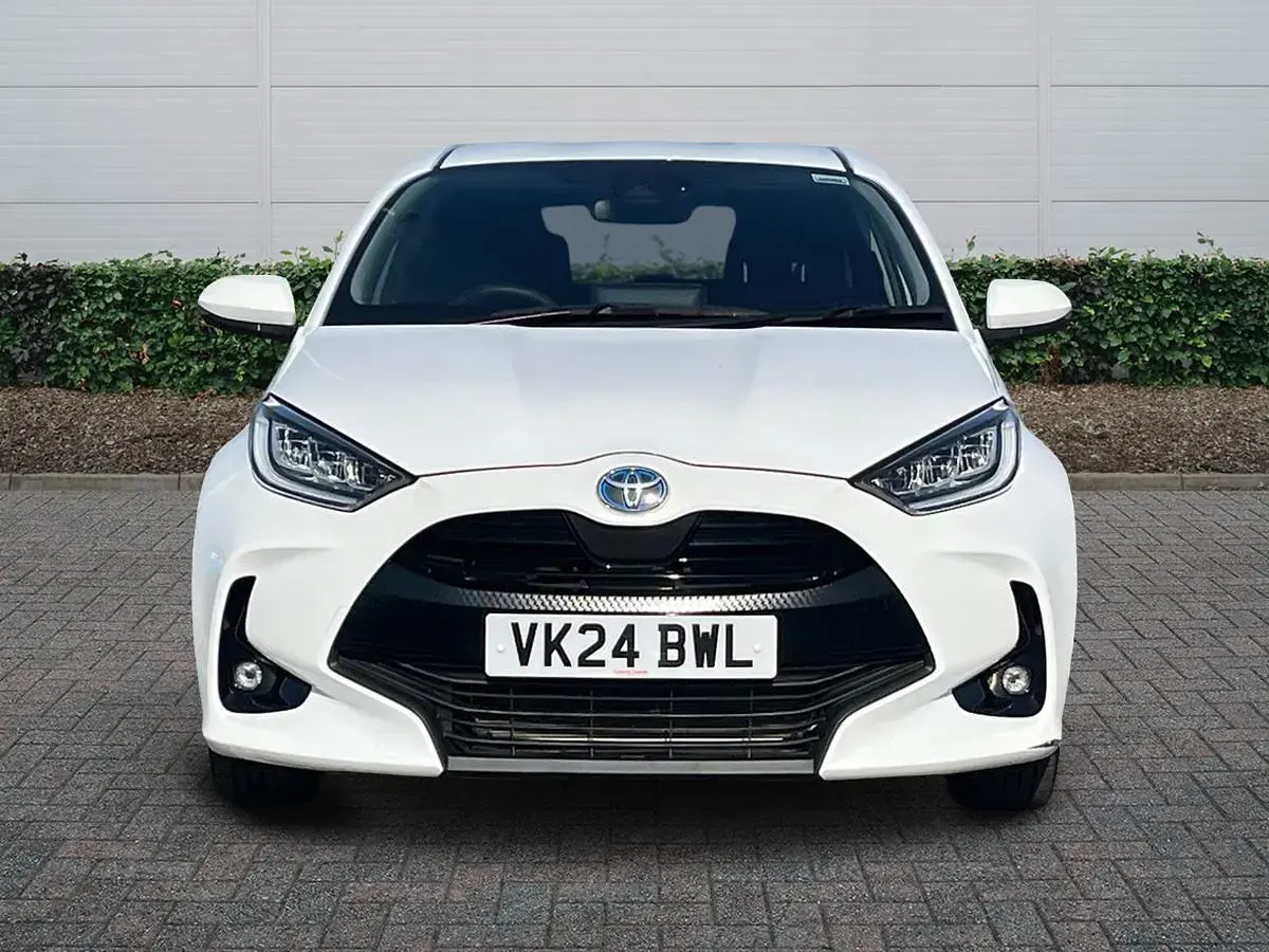 Used Toyota Yaris Design 116 HP (85 kW) 2024 White Hatchback
