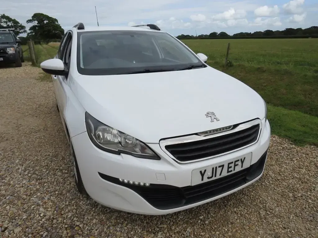 Gebraucht Peugeot 308 Access 100 PS (73 kW) 2017 Weiß Kleinwagen
