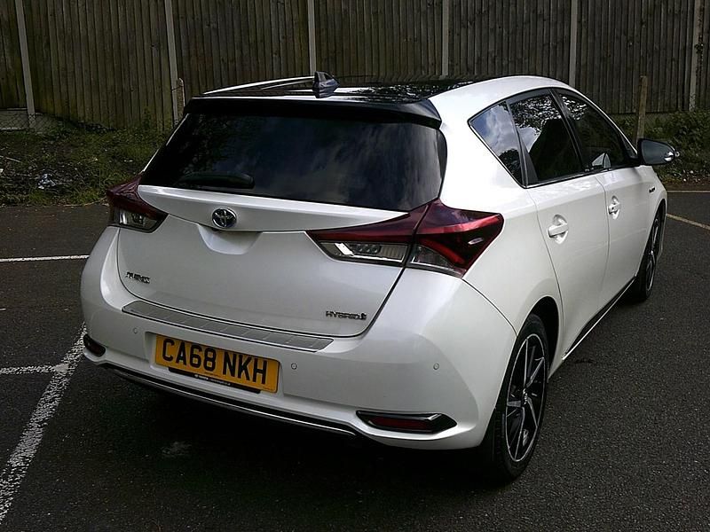 Used Toyota Auris Hybrid Design 2018 White Hatchback