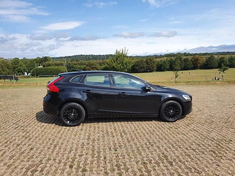 Used Volvo V40 Momentum 120 HP (88 kW) 2017 Black Estate