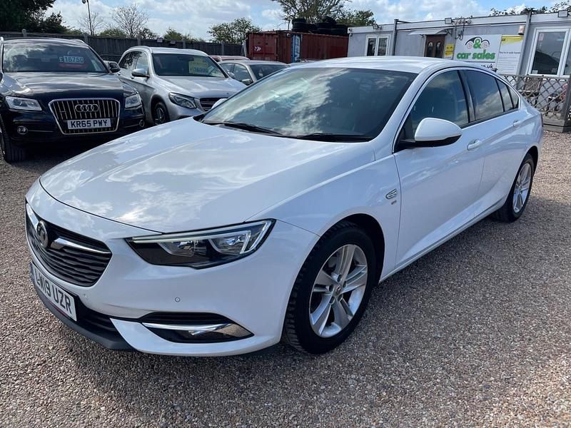 Used Vauxhall Insignia SRi 140 HP (102 kW) 2019 White Hatchback