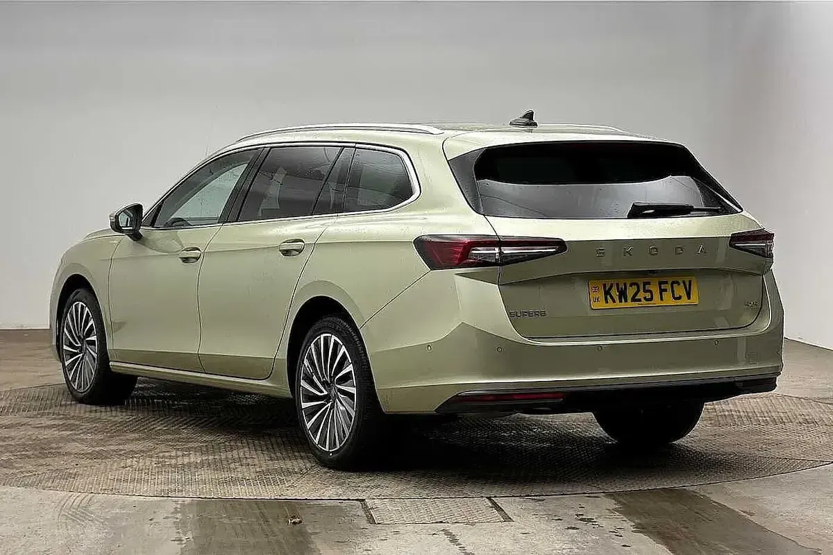 Usado Skoda Superb LAURIN & KLEMENT 190 HP (139 kW) 2025 Amarelo Carrinha