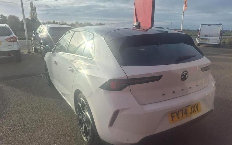 Used Vauxhall Astra Ultimate 131 HP (96 kW) 2024 White Hatchback
