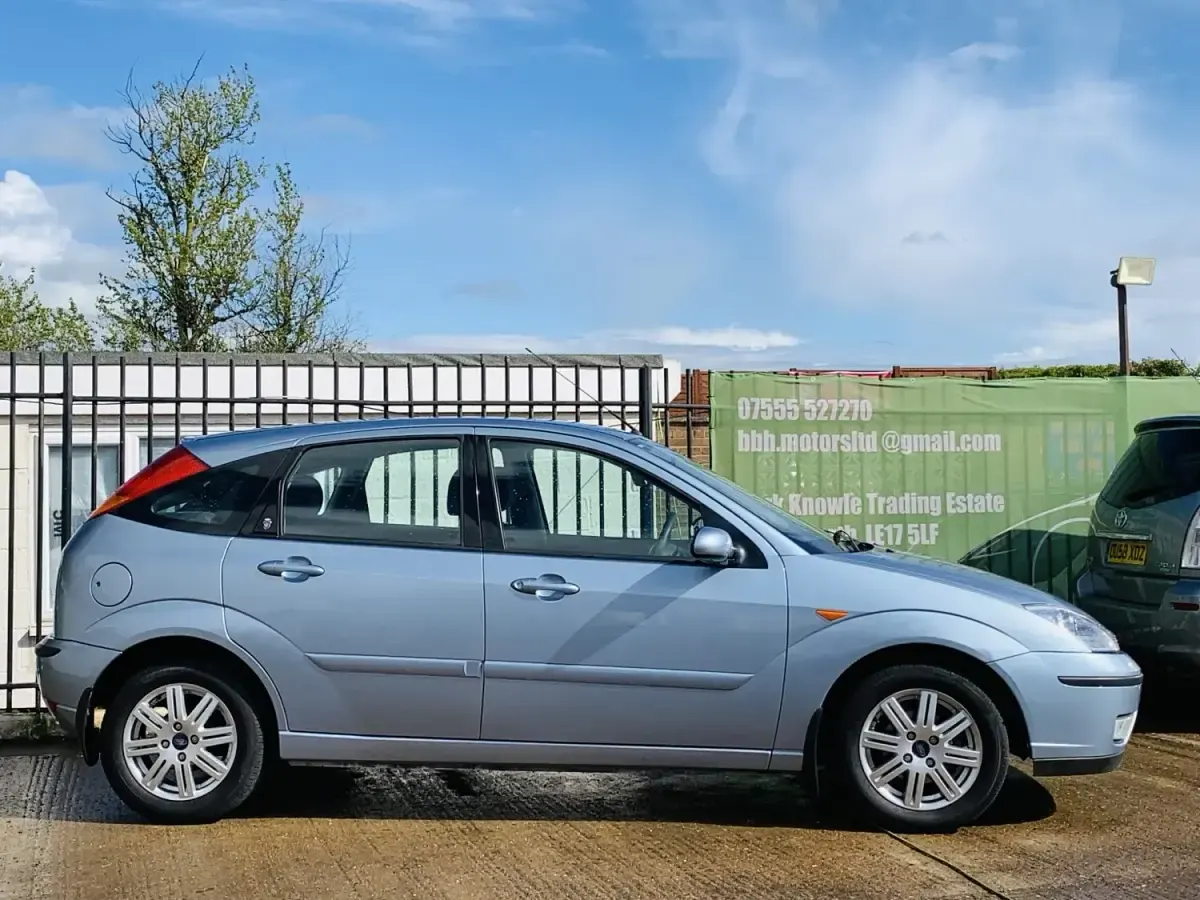 Begagnad Ford Focus Ghia 2004 Blå Halvkombi
