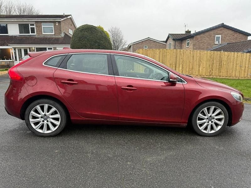 Used Volvo V40 SE Lux 190 HP (139 kW) 2016 Red Hatchback