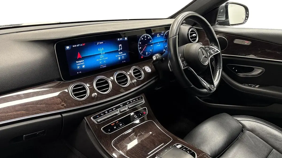 Usado Mercedes E300 AMG line 306 HP (225 kW) 2021 Cinzento Carrinha