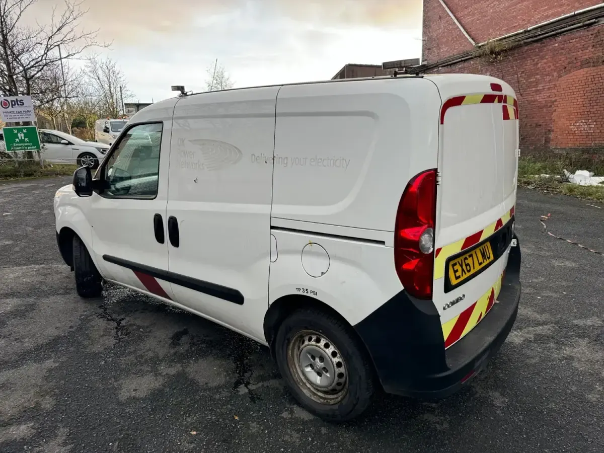 Usado Vauxhall Combo 95 HP (69 kW) 2017 Branco Monovolume