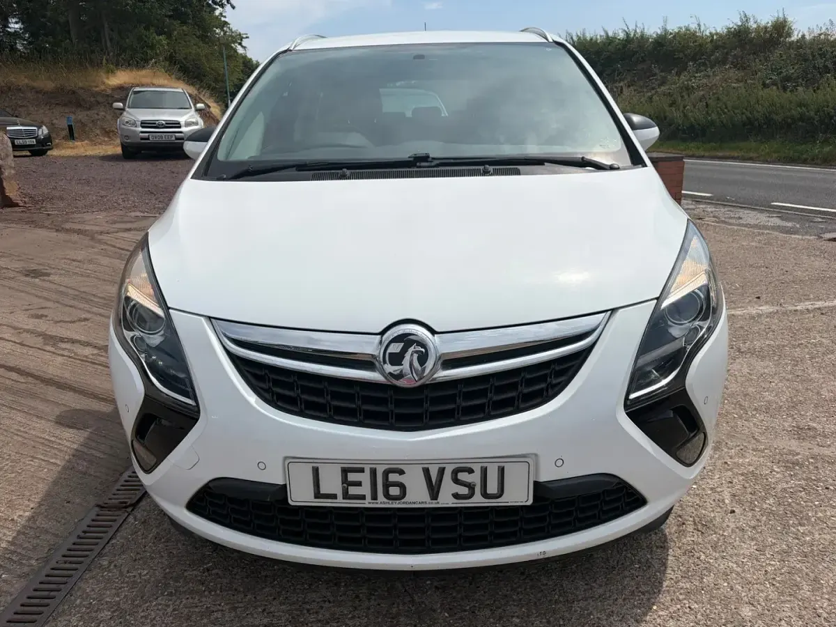 Used Vauxhall Zafira SRi 140 HP (102 kW) 2016 White MPV