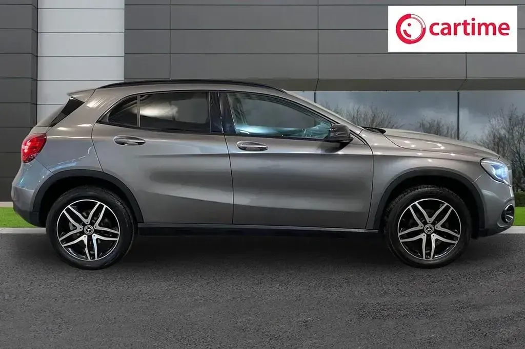 Usado Mercedes GLA180 Urban 122 HP (89 kW) 2018 Cinzento SUV