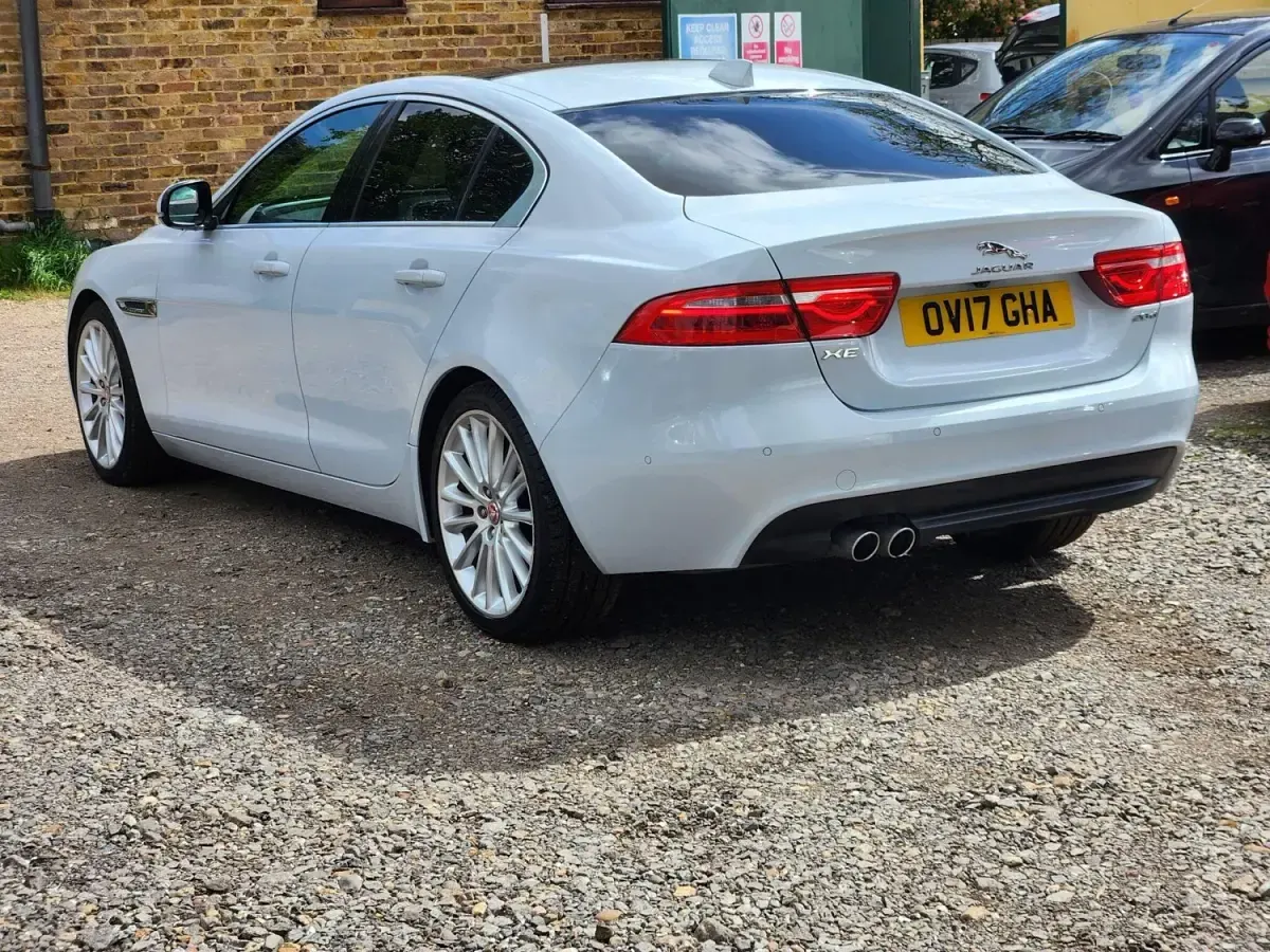 Begagnad Jaguar XE Portfolio 180 HK (132 kW) 2017 Vit Sedan