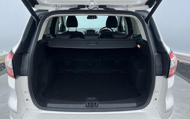 Used Ford Kuga Vignale 180 HP (132 kW) 2019 White SUV