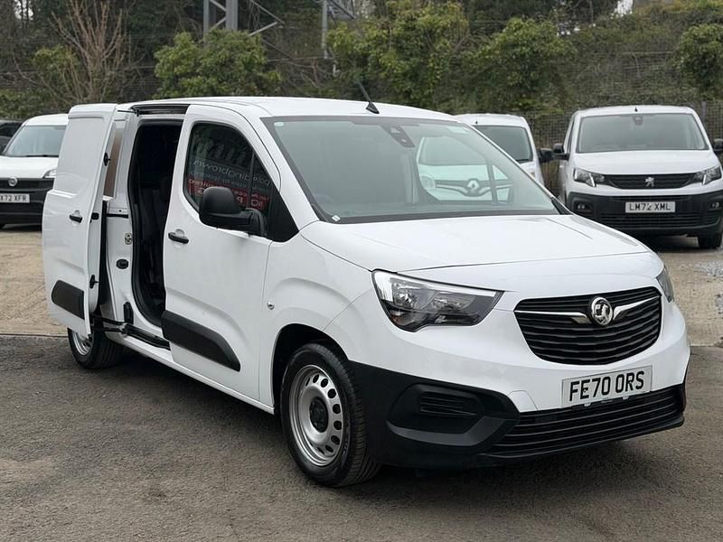 Second-hand Vauxhall Combo Edition 100 CP (73 kW) 2021 Alb Monovolum