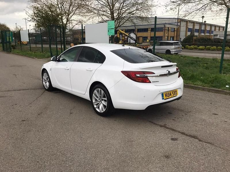 Used Vauxhall Insignia SRi 140 HP (102 kW) 2014 White Hatchback