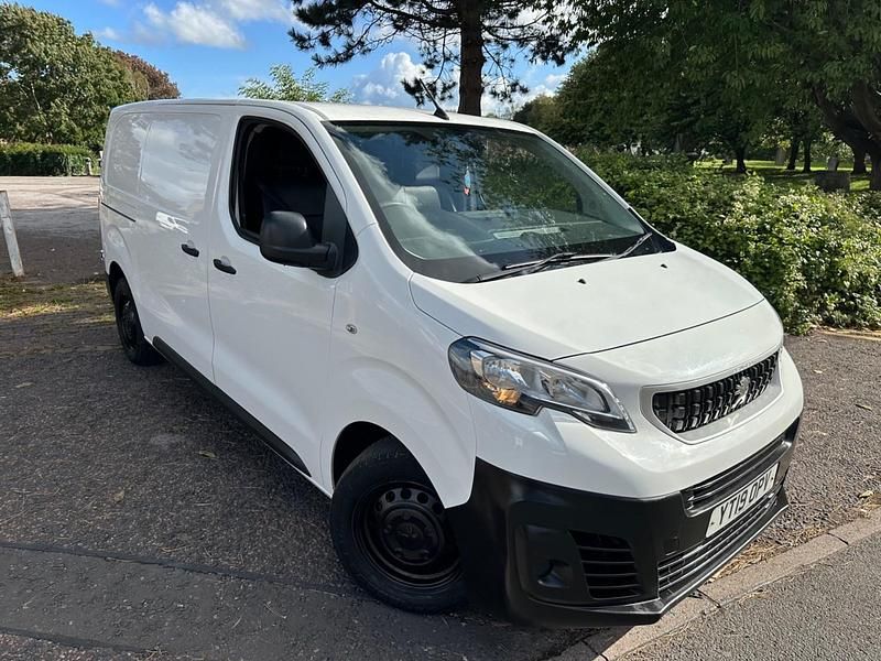 White Used 2019 Peugeot Expert Van | £6,995 (Fair price) - Image 1/4