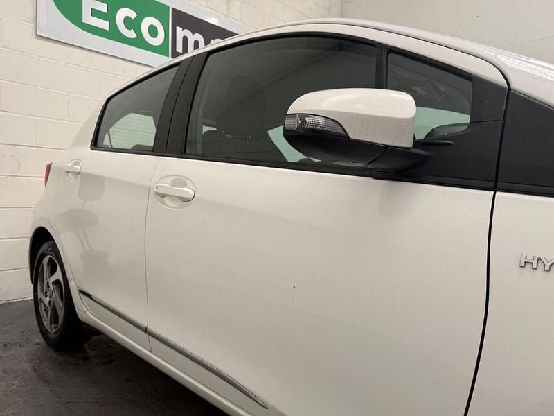 Used Toyota Yaris Hybrid 2015 White Hatchback