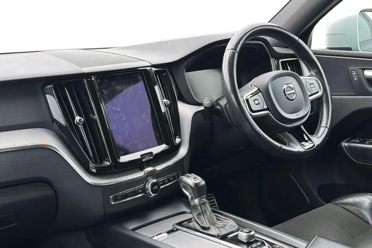 Used Volvo XC60 R-Design 235 HP (172 kW) 2017 Black SUV
