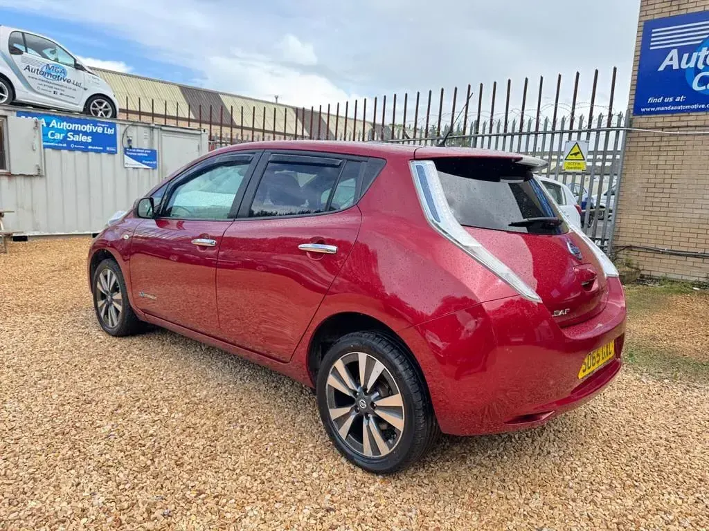 Used Nissan Leaf Tekna 80 kW (109 HP) 2015 Red Hatchback