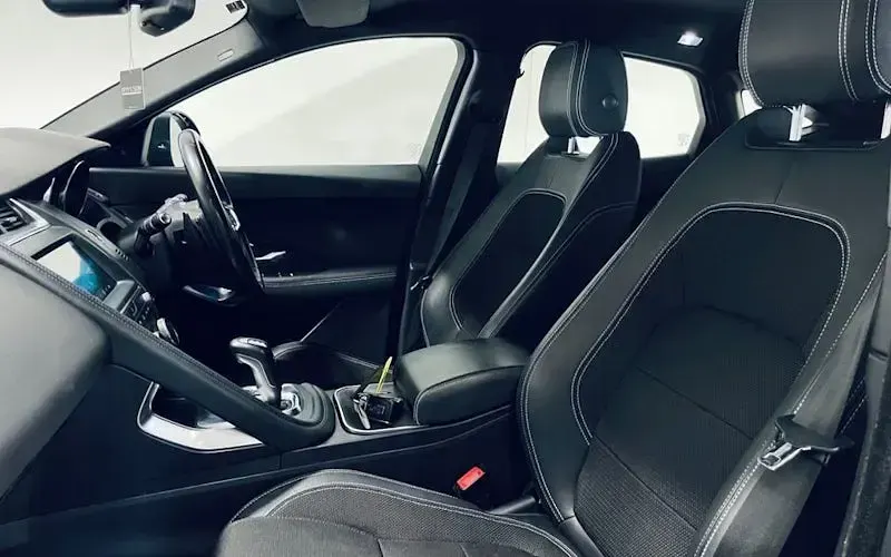 Usado Jaguar E-Pace R-Dynamic 180 HP (132 kW) 2019 Azul SUV