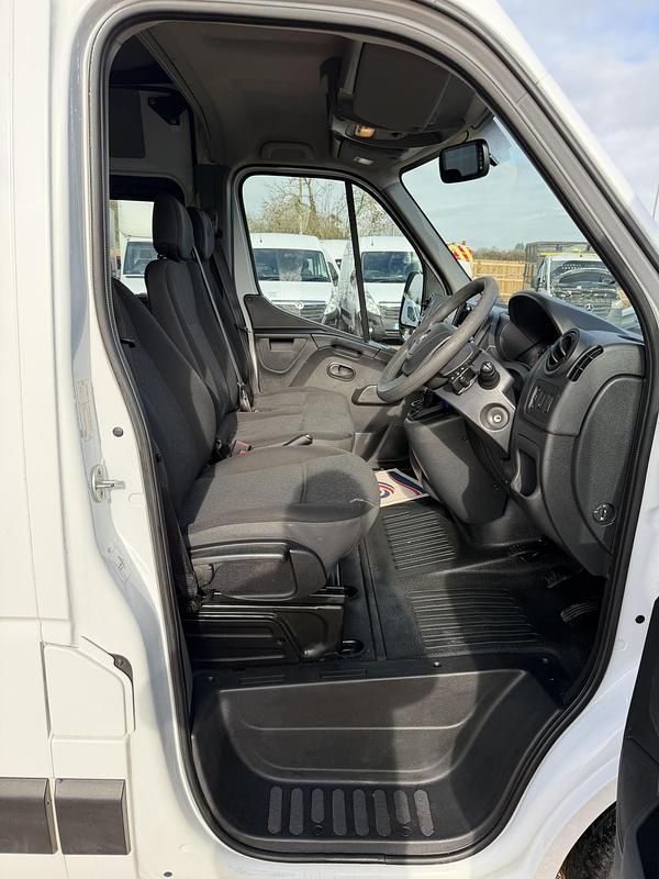 Second-hand Vauxhall Movano 130 CP (95 kW) 2019 Alb Monovolum