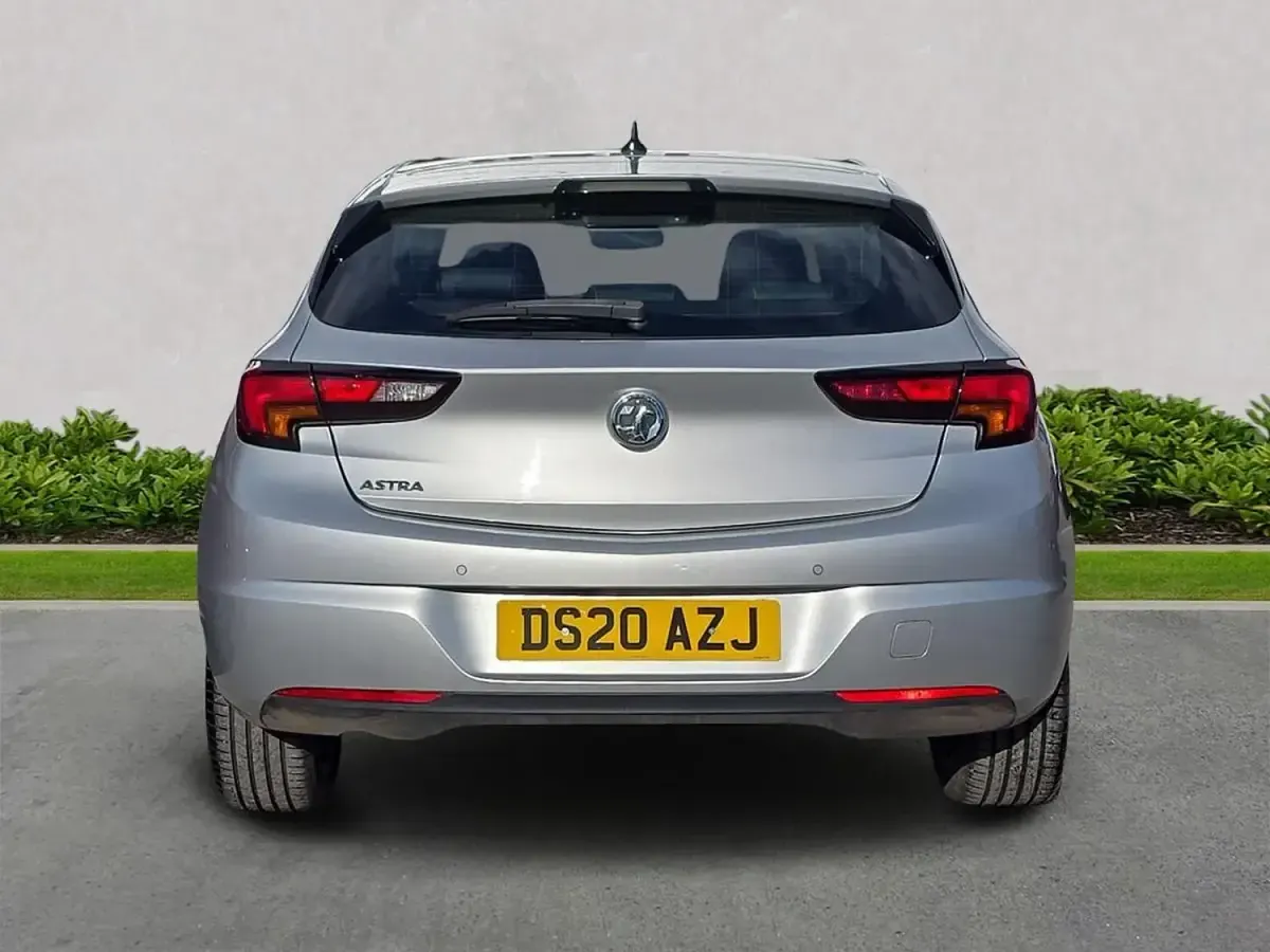 Second-hand Vauxhall Astra Elite 145 CP (106 kW) 2020 Argintiu Hatchback