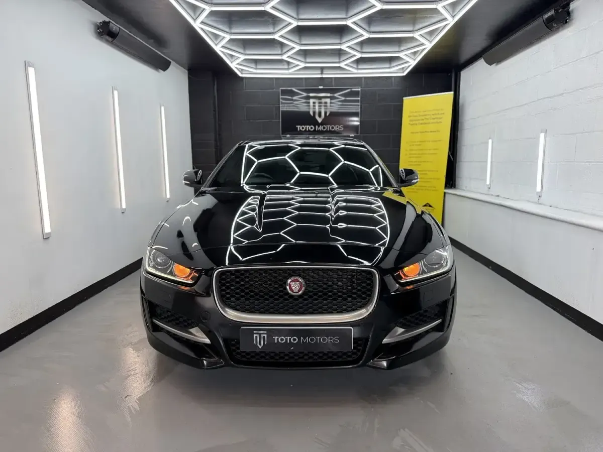 Usado Jaguar XE R-Sport 180 HP (132 kW) 2016 Preto Sedan