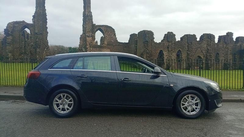 Used Vauxhall Insignia Design Edition 140 HP (102 kW) 2015 Black Estate