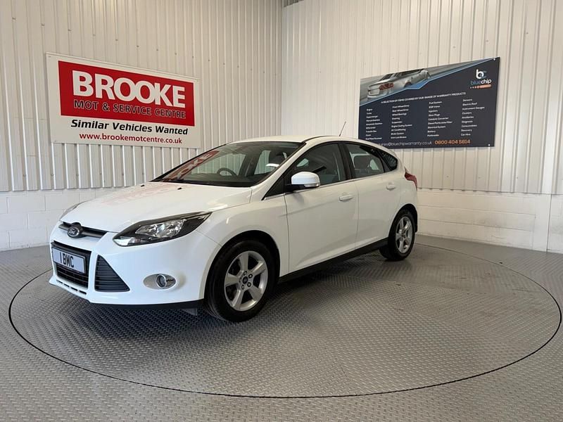 Used Ford Focus Zetec 2013 White Hatchback