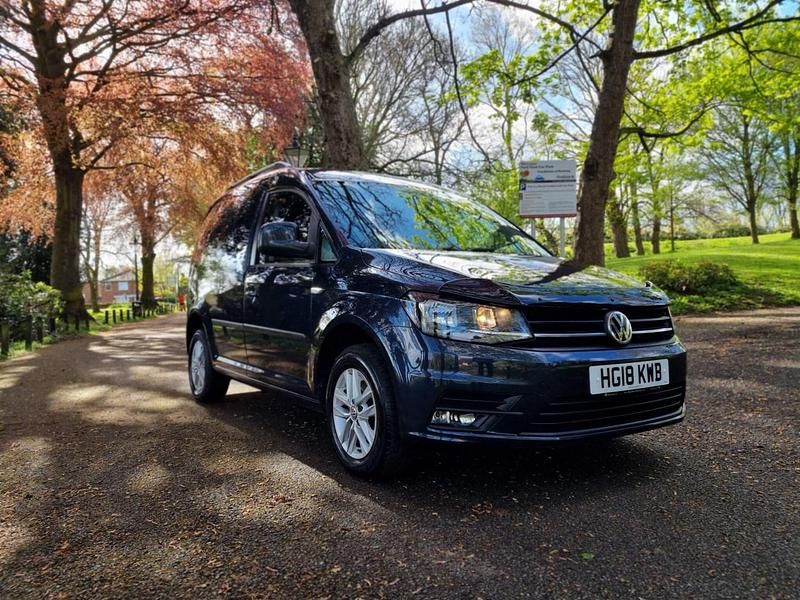 Usado VW Caddy Highline 102 HP (75 kW) 2018 Azul Monovolume
