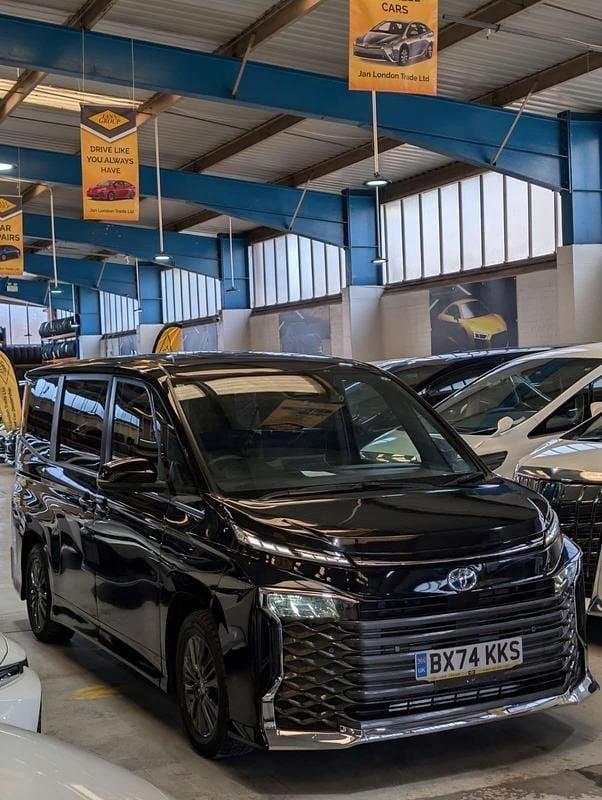 Begagnad Toyota Noah 2026 Svart Minibuss