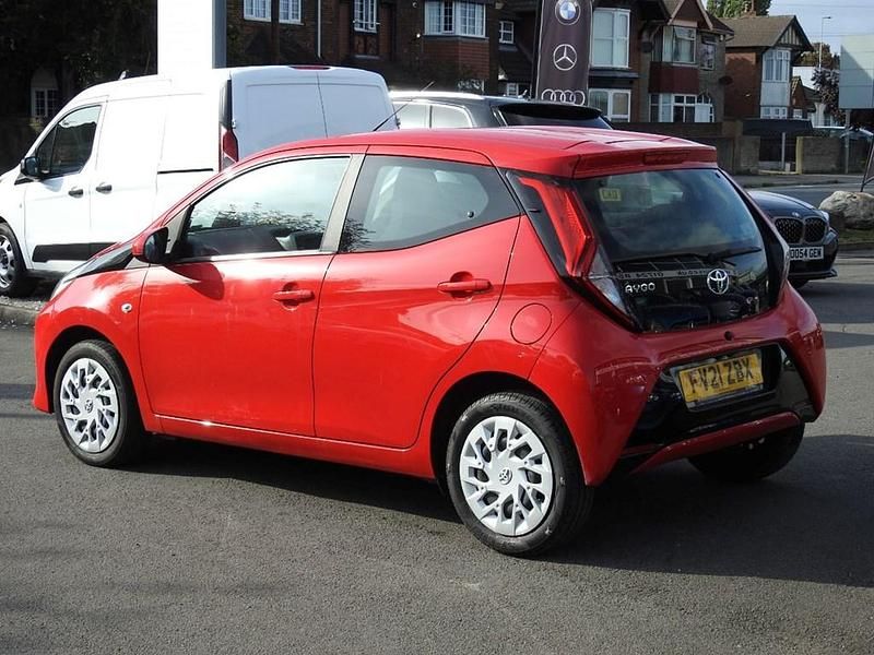 Used Toyota Aygo X-play 72 HP (52 kW) 2021 Red Hatchback