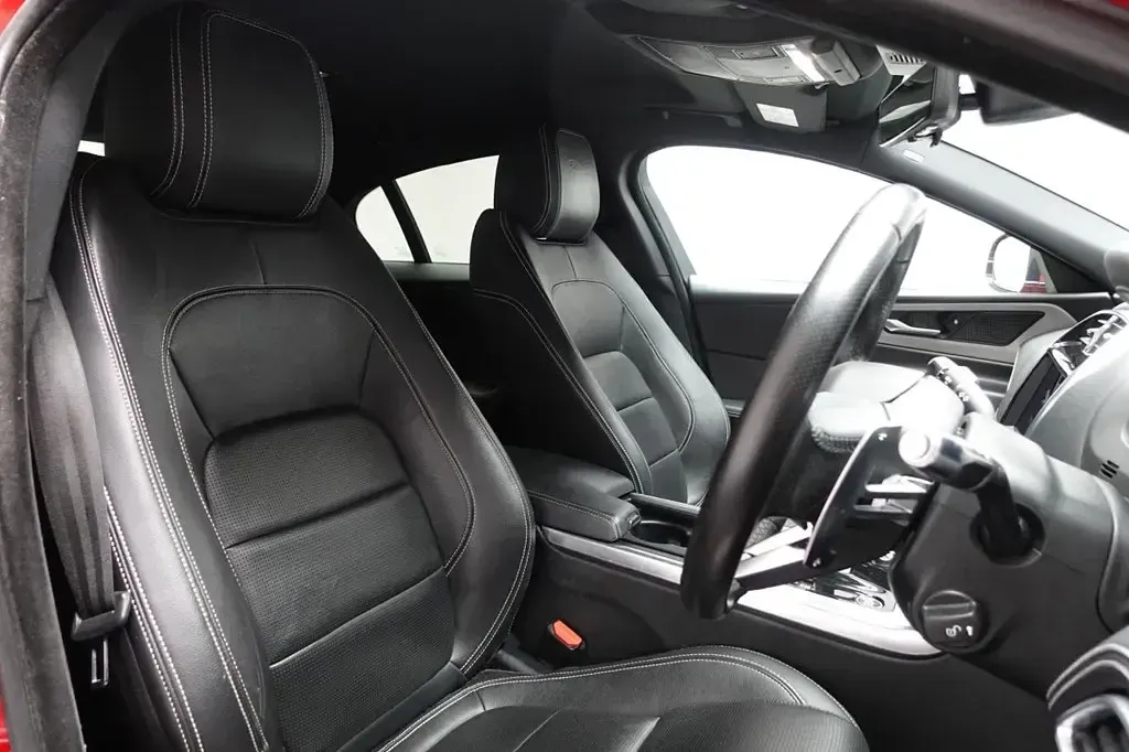 Begagnad Jaguar XE R-Dynamic 250 HK (183 kW) 2019 Röd Sedan
