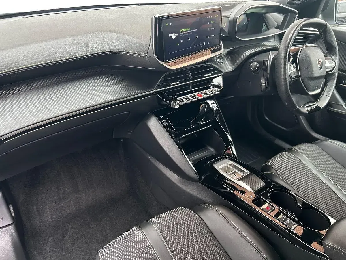 Używany Peugeot 2008 GT 130 KM (95 kW) 2024 Biały SUV