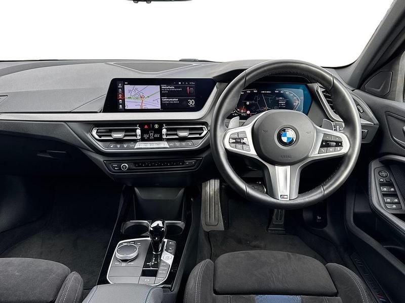Begagnad BMW M135 Shadowline 302 HK (222 kW) 2024 Vit Halvkombi
