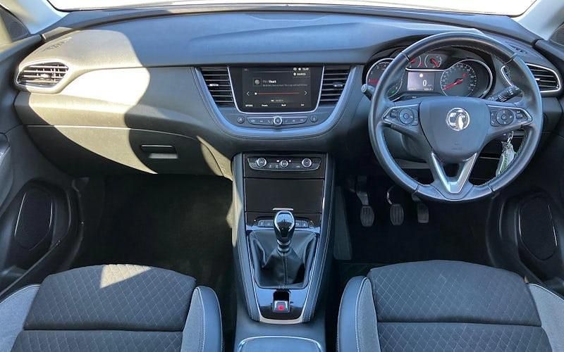 Used Vauxhall Grandland X SRi 131 HP (96 kW) 2020 White SUV
